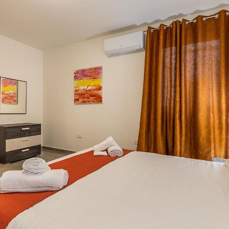 3 Bedroom Apartment - Walking Distance From Airport Gudja Zewnętrze zdjęcie