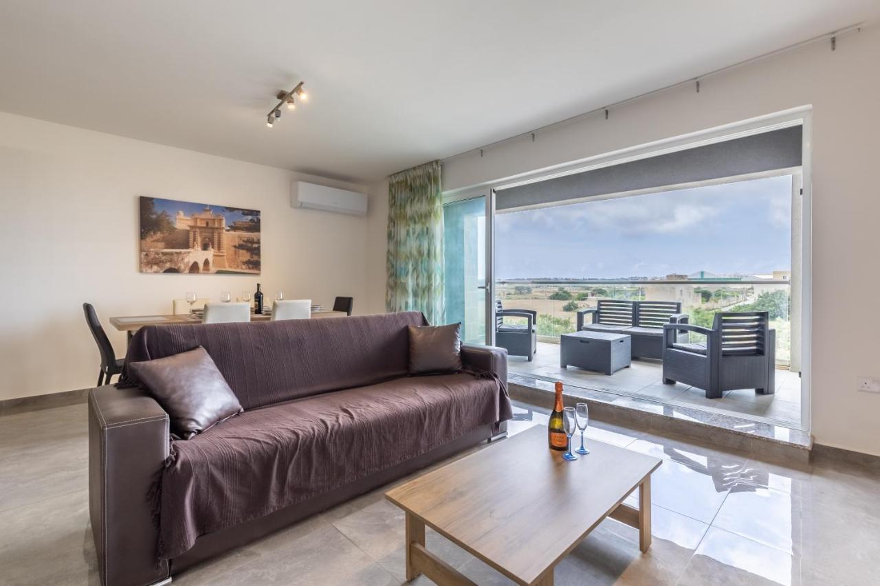 3 Bedroom Apartment - Walking Distance From Airport Gudja Zewnętrze zdjęcie