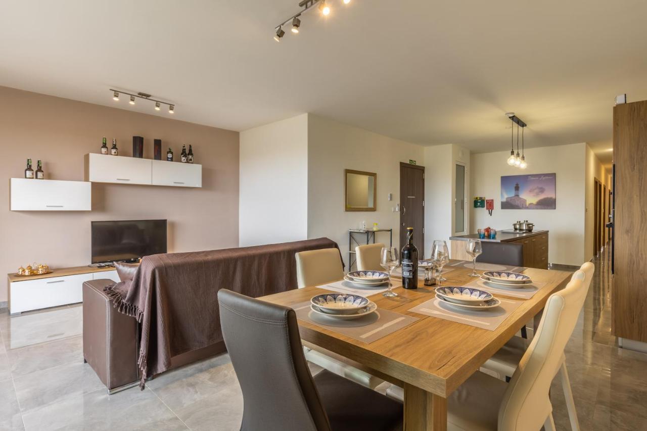 3 Bedroom Apartment - Walking Distance From Airport Gudja Zewnętrze zdjęcie