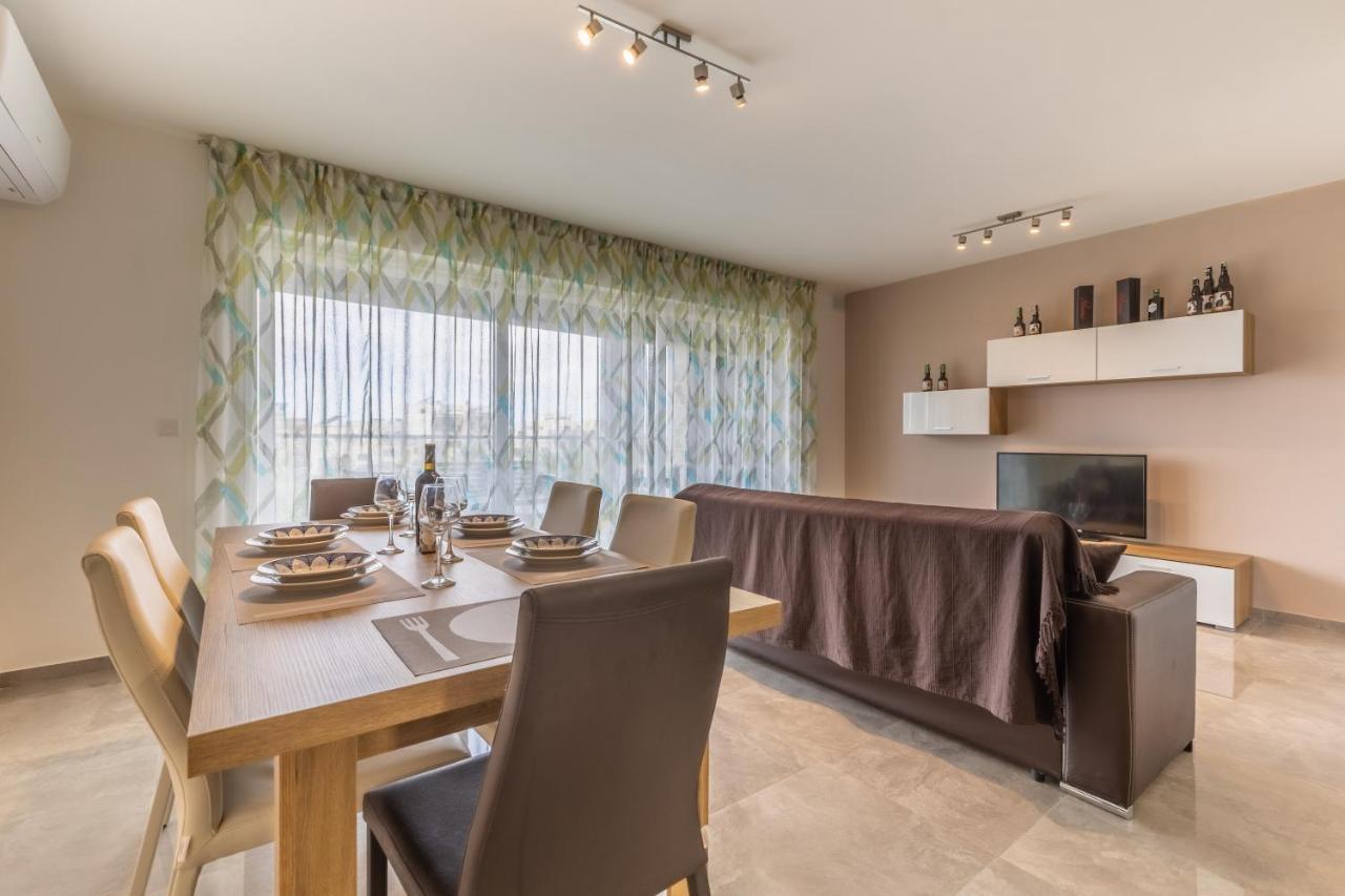 3 Bedroom Apartment - Walking Distance From Airport Gudja Zewnętrze zdjęcie