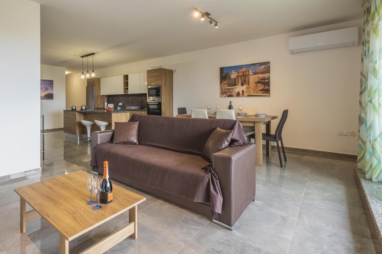 3 Bedroom Apartment - Walking Distance From Airport Gudja Zewnętrze zdjęcie