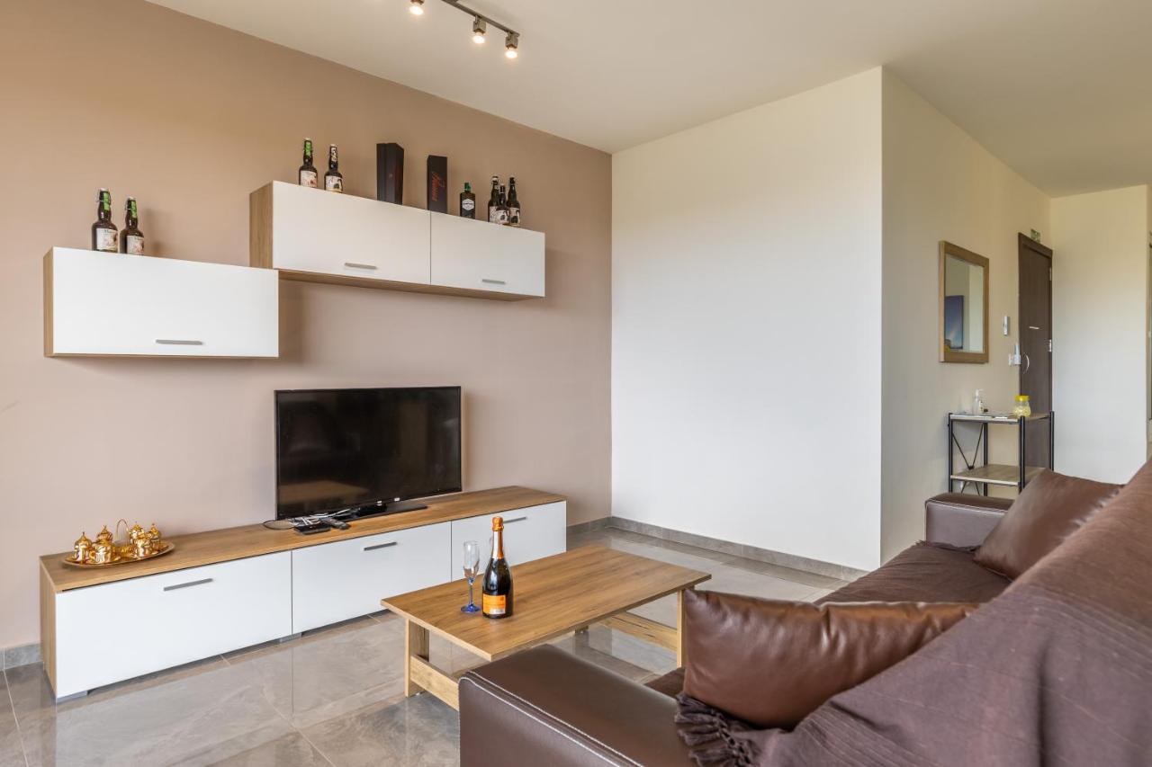 3 Bedroom Apartment - Walking Distance From Airport Gudja Zewnętrze zdjęcie