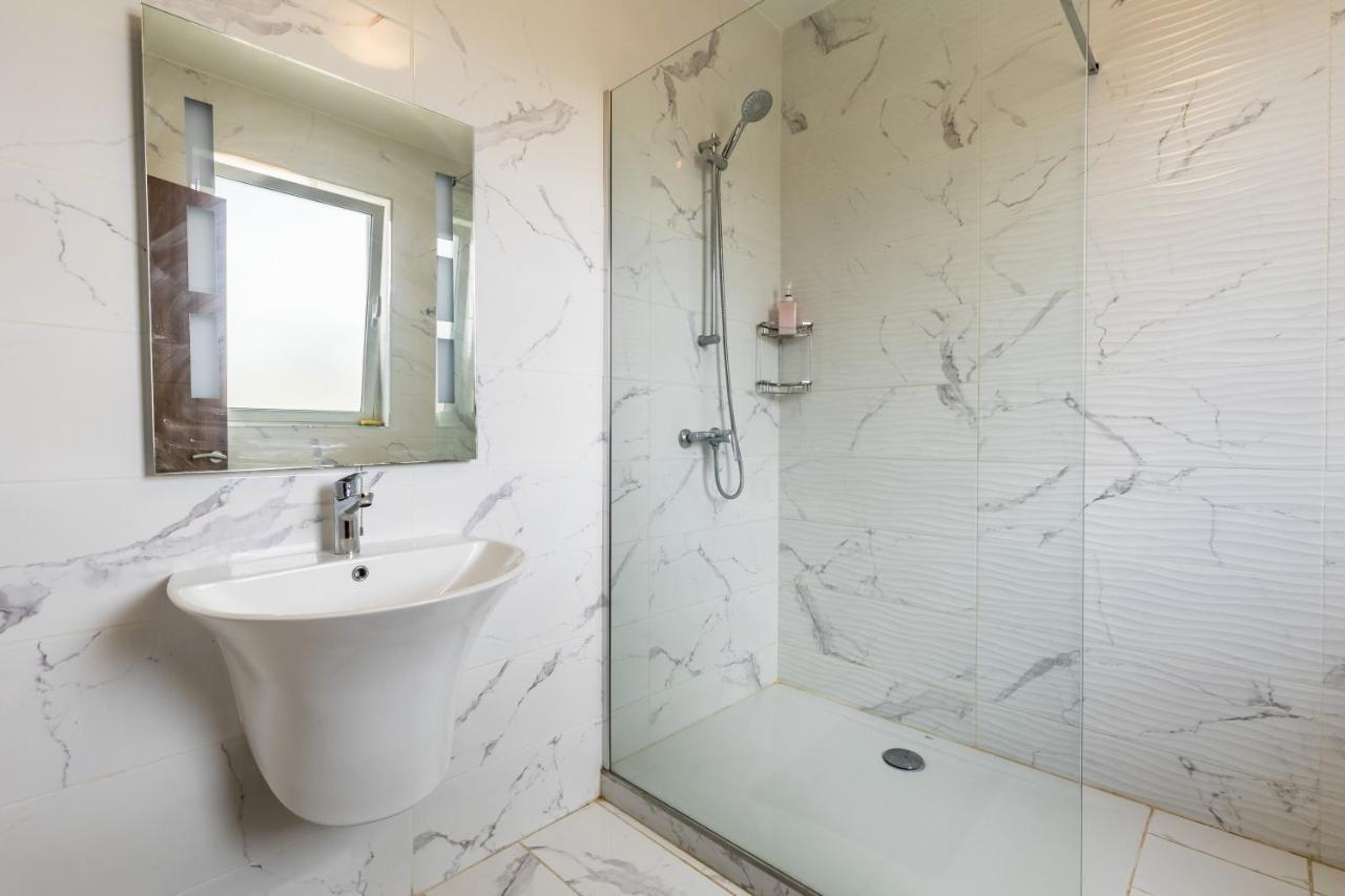 3 Bedroom Apartment - Walking Distance From Airport Gudja Zewnętrze zdjęcie