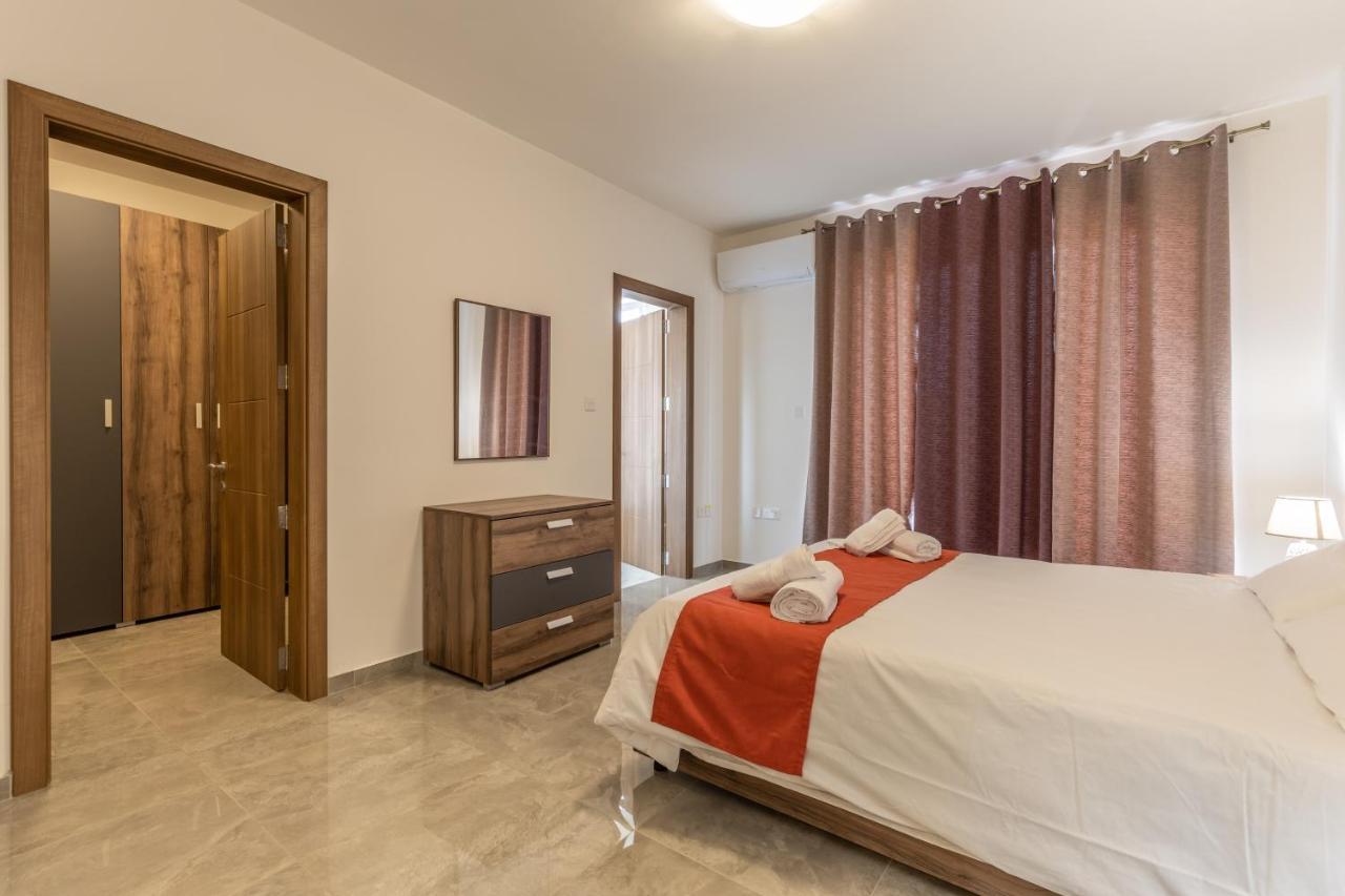 3 Bedroom Apartment - Walking Distance From Airport Gudja Zewnętrze zdjęcie