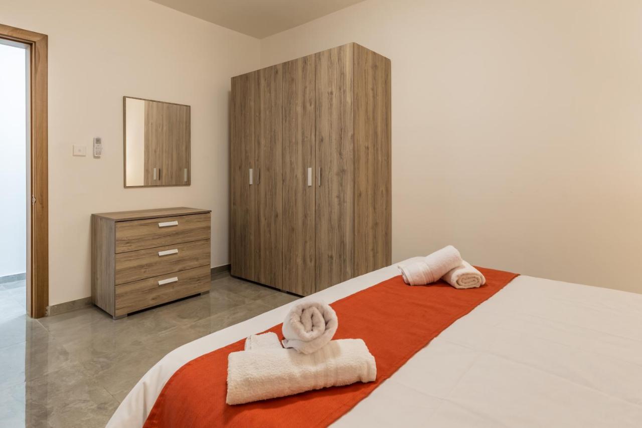 3 Bedroom Apartment - Walking Distance From Airport Gudja Zewnętrze zdjęcie